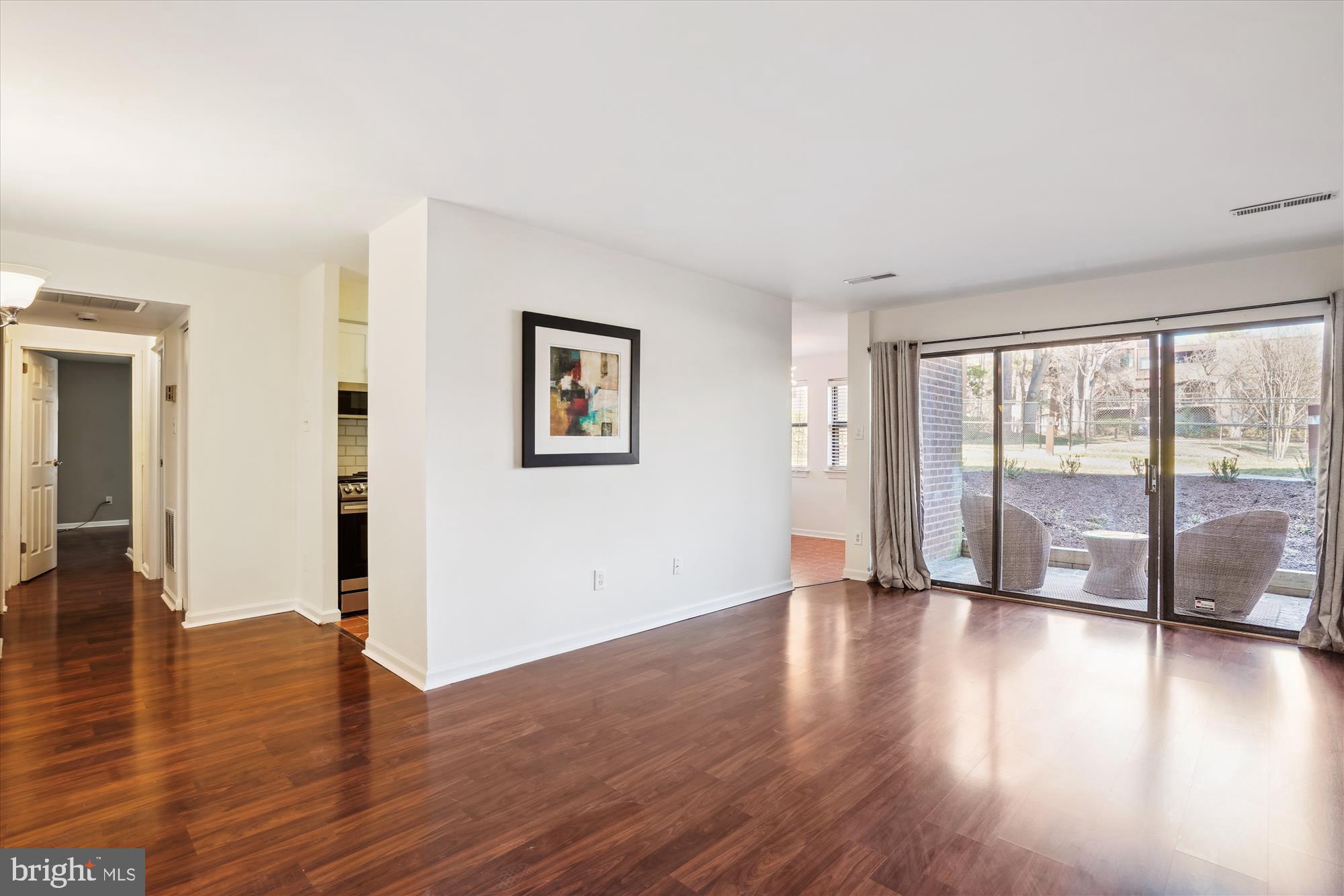 11228 Chestnut Grove Square, Unit 16 Reston, VA 20190 - Photo 5 of 47 Living Room