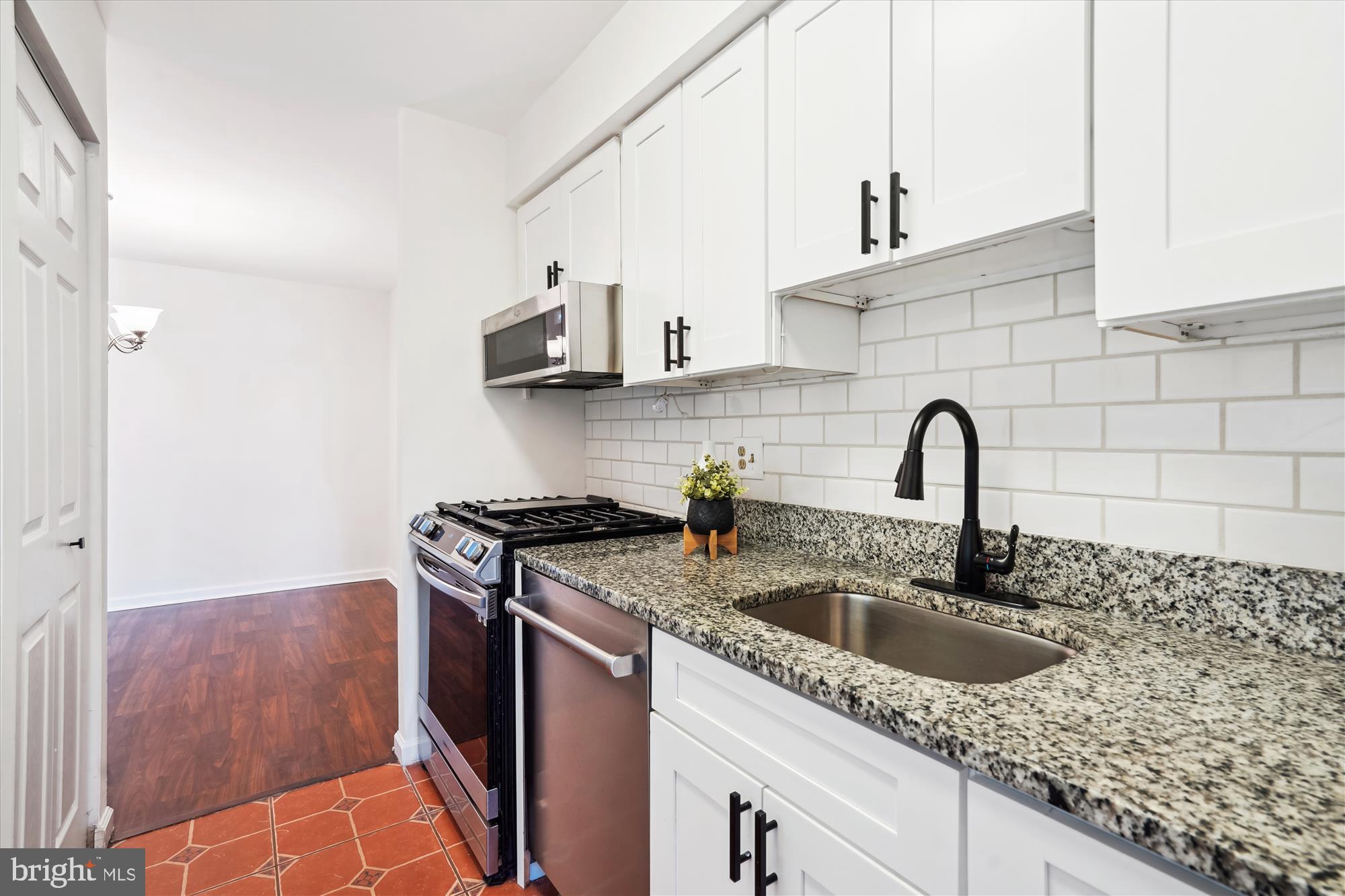 11228 Chestnut Grove Square, Unit 16 Reston, VA 20190 - Photo 10 of 47 Kitchen