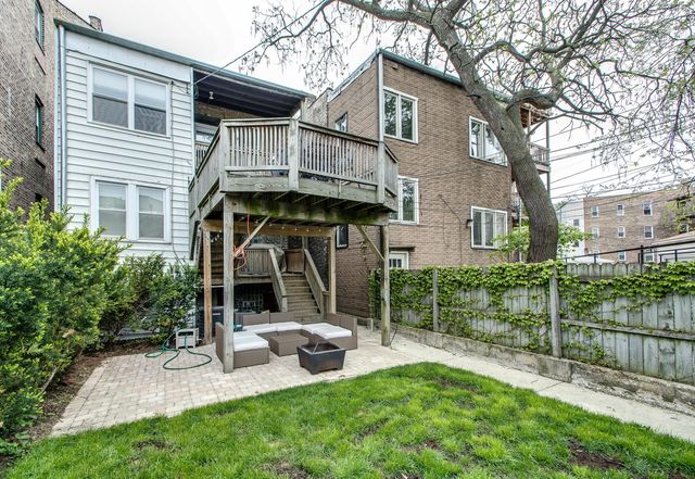 a view of a house with backyard and porch