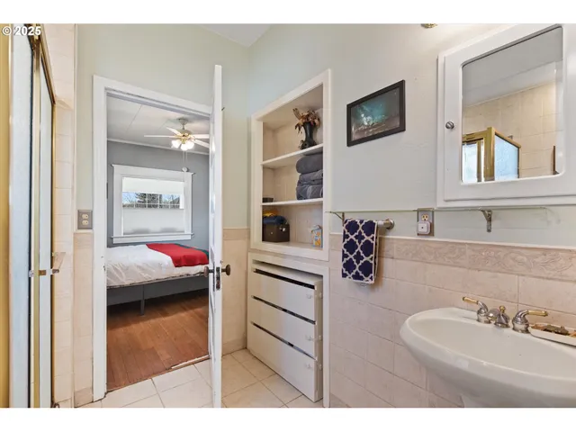 a en suite bathroom with a double vanity sink and a mirror