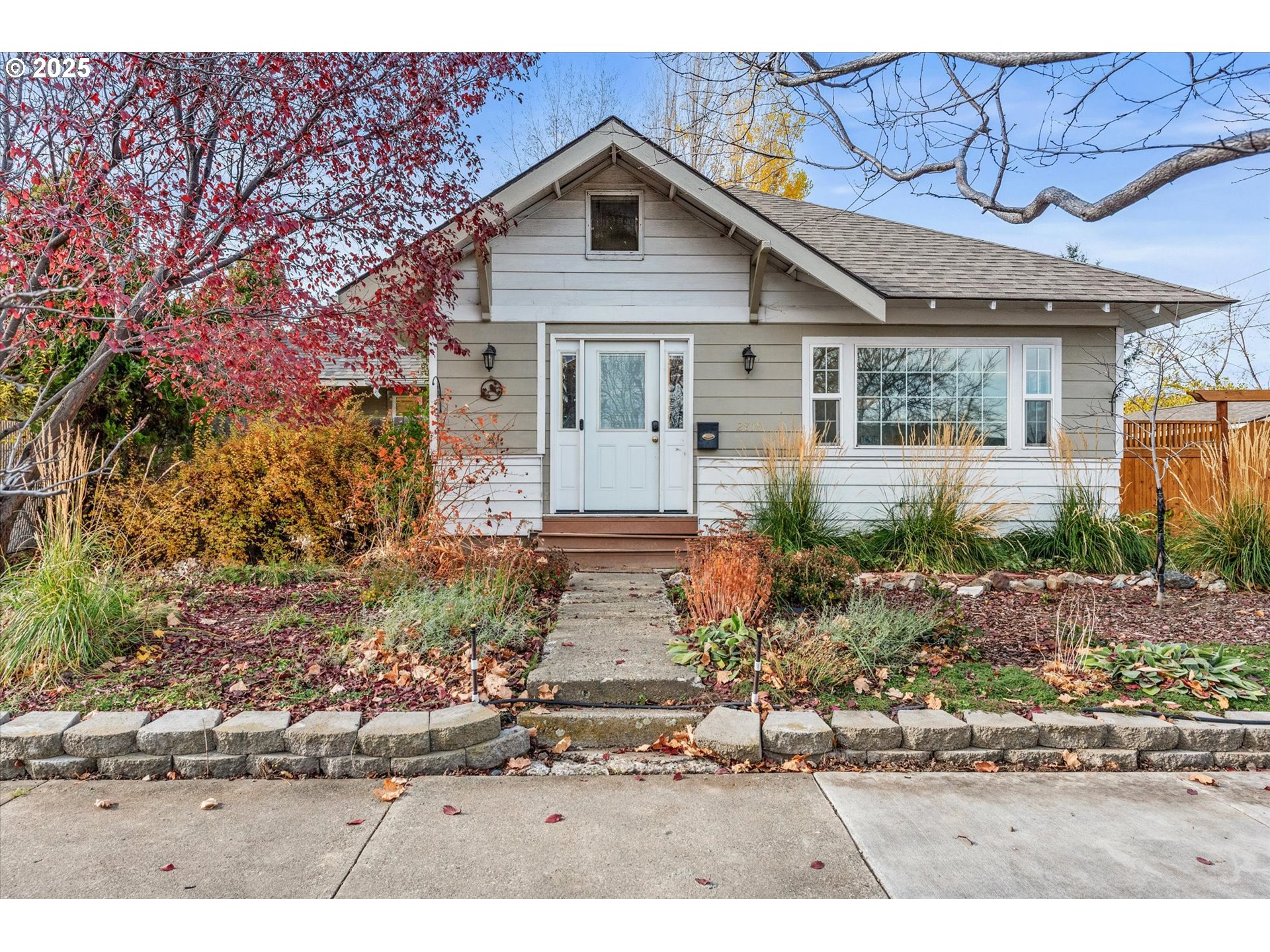 2819 College Street Baker City, OR 97814 - Photo 2 of 47 a front view of a house with garden