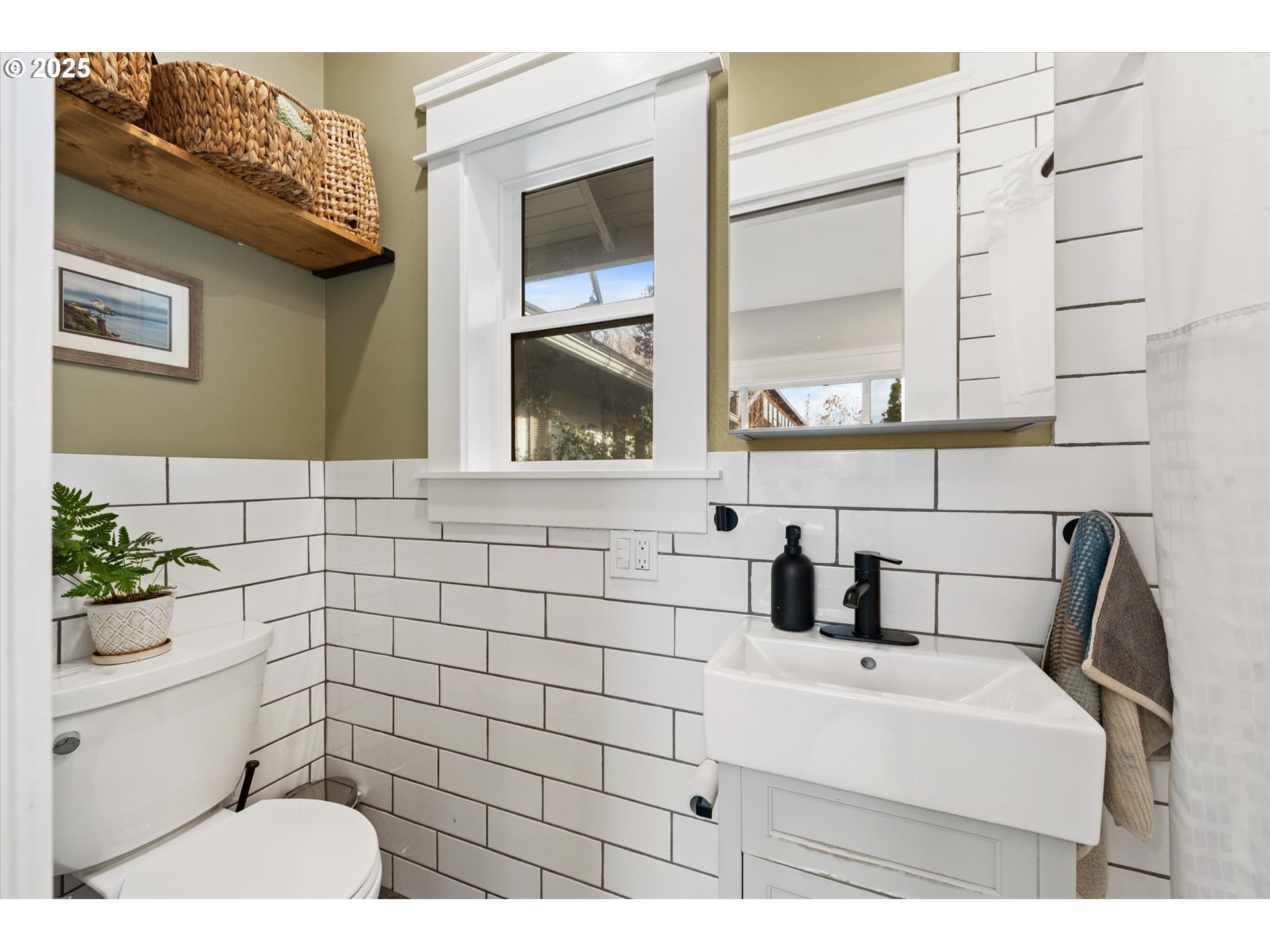 2819 College Street Baker City, OR 97814 - Photo 27 of 47 a bathroom with a sink toilet and shower