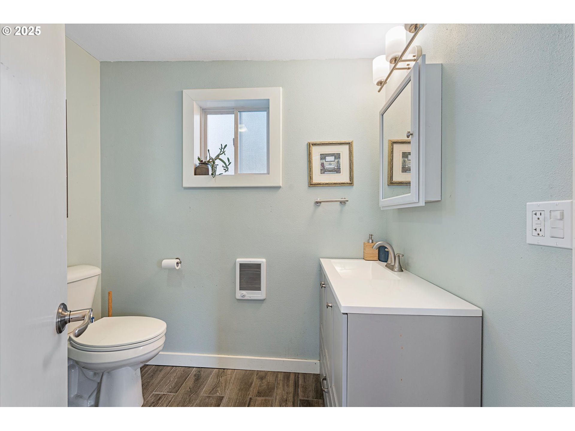 2819 College Street Baker City, OR 97814 - Photo 38 of 47 a bathroom with a toilet a sink and mirror