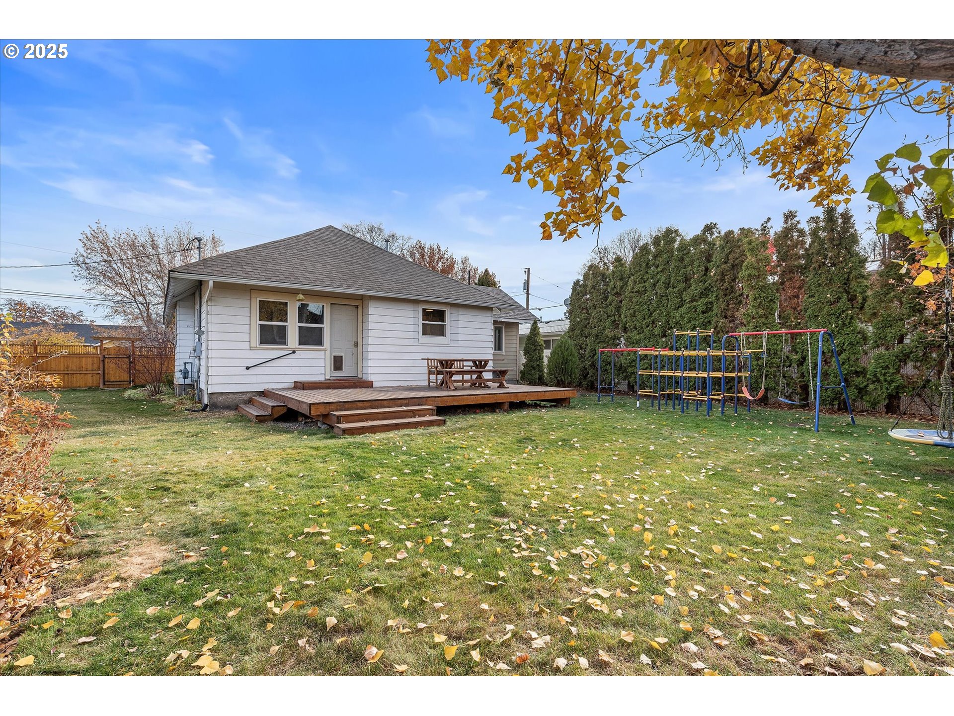 2819 College Street Baker City, OR 97814 - Photo 44 of 47 a front view of a house with garden