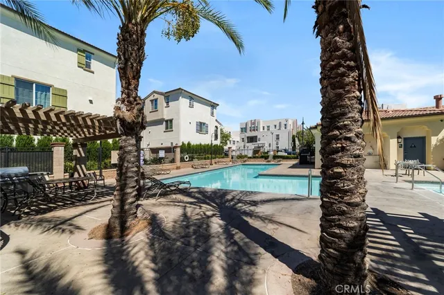 a view of a yard with a house