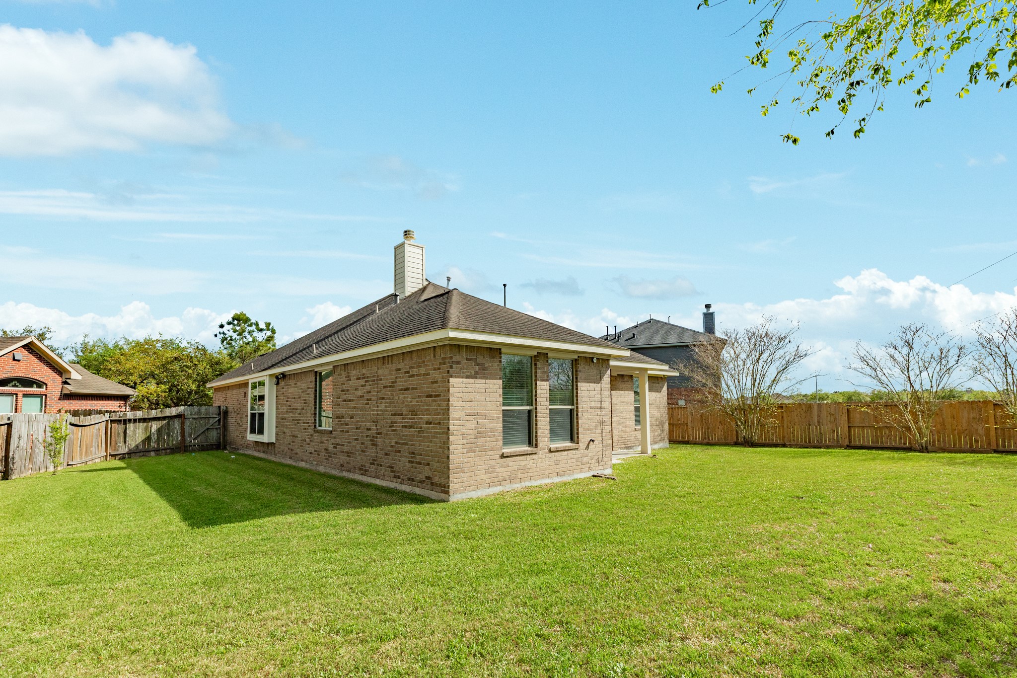 13417 Star Creek Lane Rosharon, TX 77583 - Photo 31 of 41 This description highlights the property's outdoor space, specifically emphasizing the backyard and side yard's dimensions and expansiveness. It suggests a spacious and potentially usable outdoor area.
