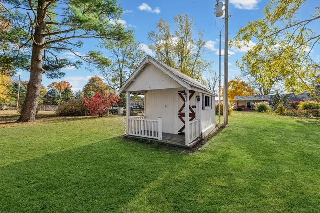 a view of a house with a yard