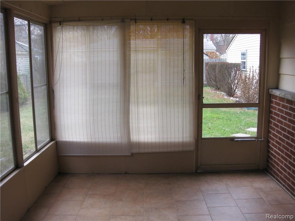 17535 Rougeway Street Livonia, MI 48152 - Photo 31 of 42 Gallery Image 31