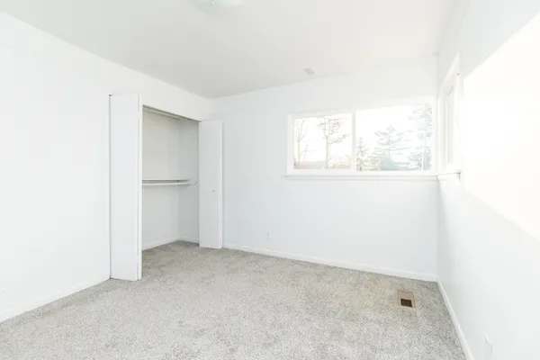 $2,200 | 18248 Farmington Road, Livonia, MI 48152