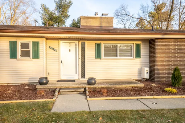 $2,200 | 18248 Farmington Road, Livonia, MI 48152