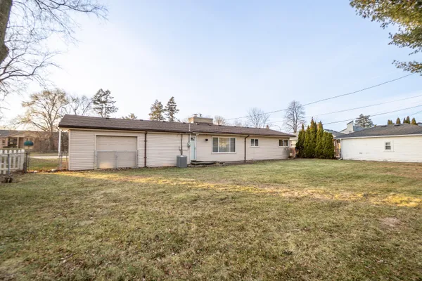 $2,200 | 18248 Farmington Road, Livonia, MI 48152
