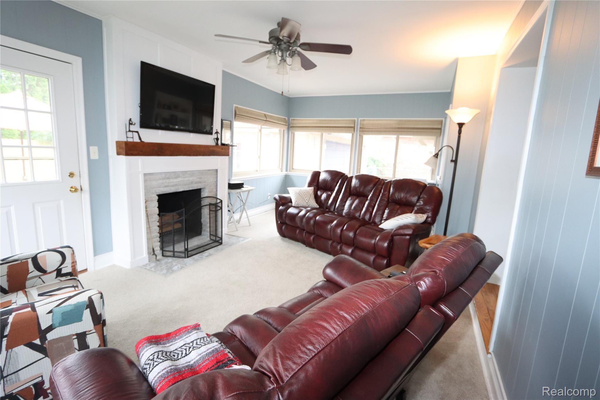 2827 Bembridge Road Royal Oak, MI 48073 - Photo 14 of 38 IMG_8475 FAMILY ROOM.JPG
