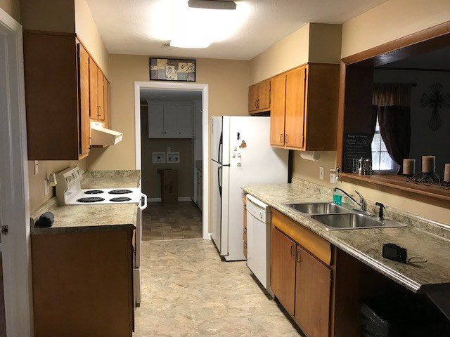 2269 Overlook Road Augusta, GA 30906 - Photo 4 of 23 KITCHEN FROM D.R., w/ LAUNDRY BEYOND.