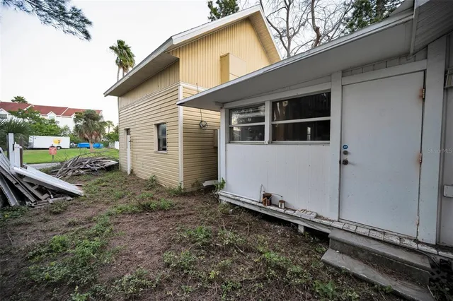 a view of a house with backyard
