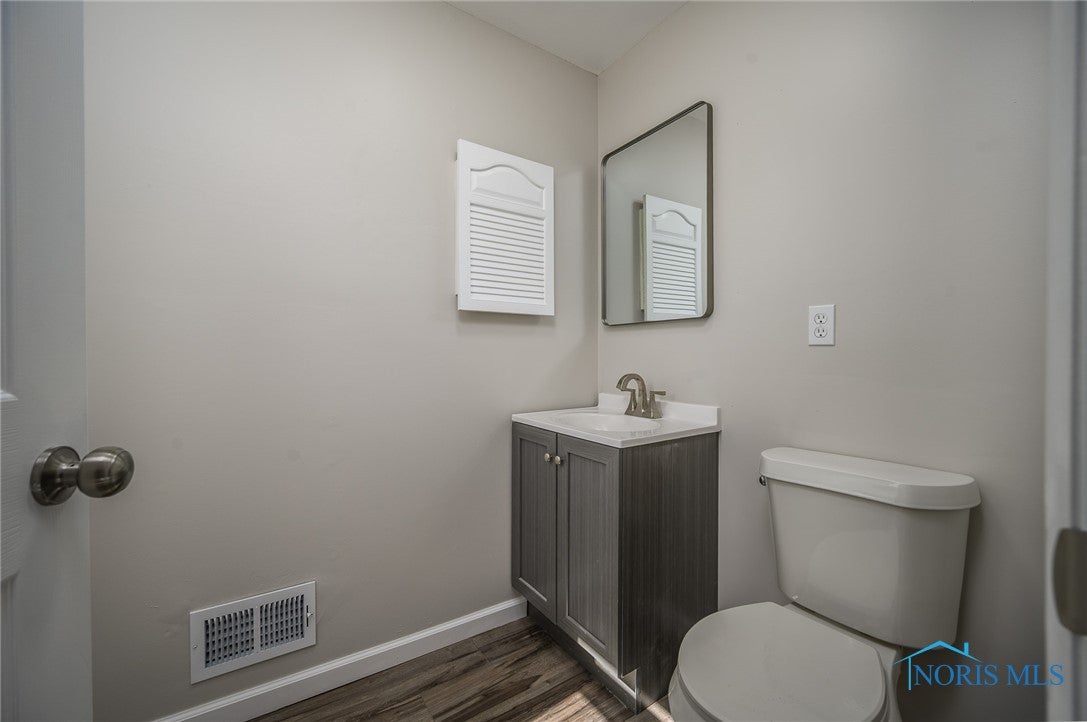 508 Rochelle Road Toledo, OH 43615 - Photo 19 of 26 Half bath in bedroom