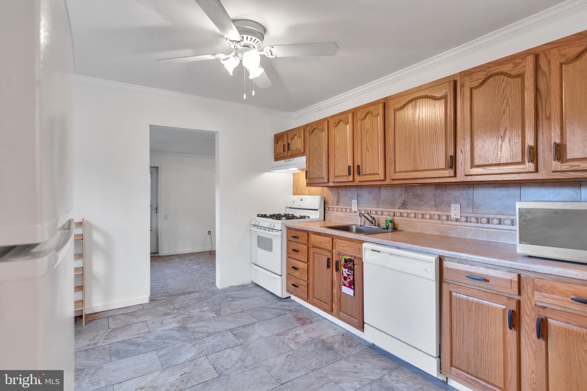 207 Brookfield Road Pasadena, MD 21122 - Photo 20 of 45 Eat-in Kitchen w/new flooring & backsplash
