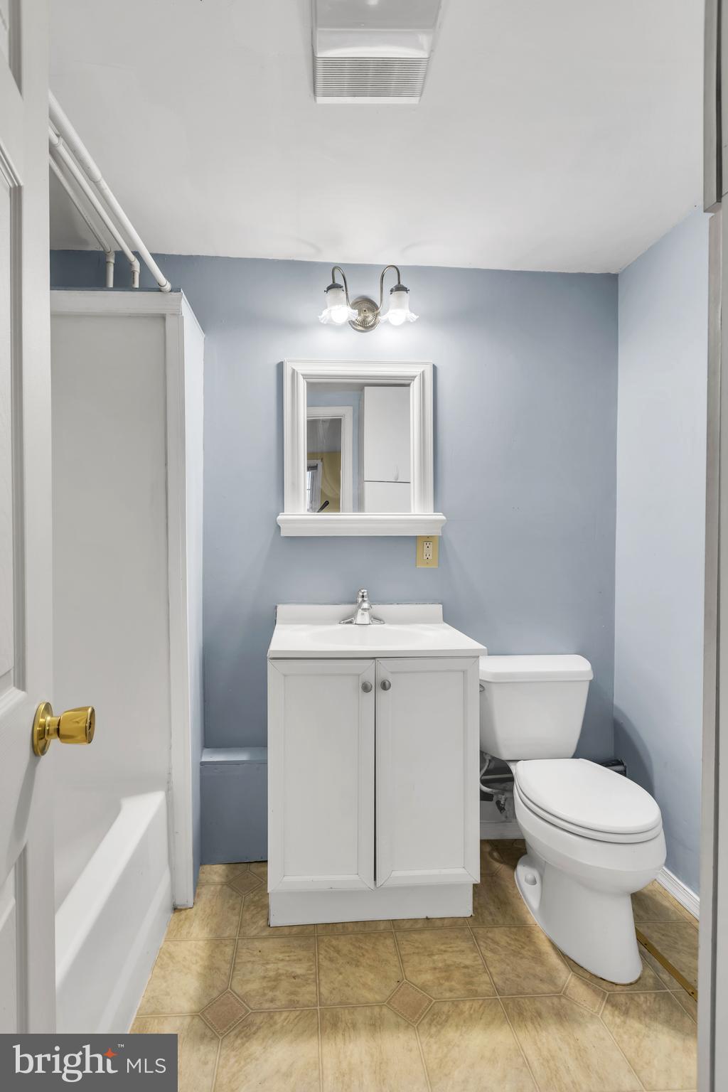 207 Brookfield Road Pasadena, MD 21122 - Photo 37 of 45 Full bathroom inside accessory unit