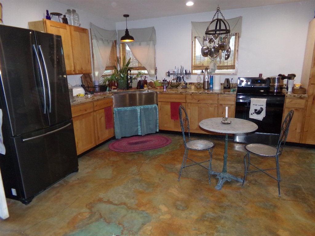 102 Wagon Road Hornbrook, CA 96044 - Photo 10 of 25 Gallery Image 10