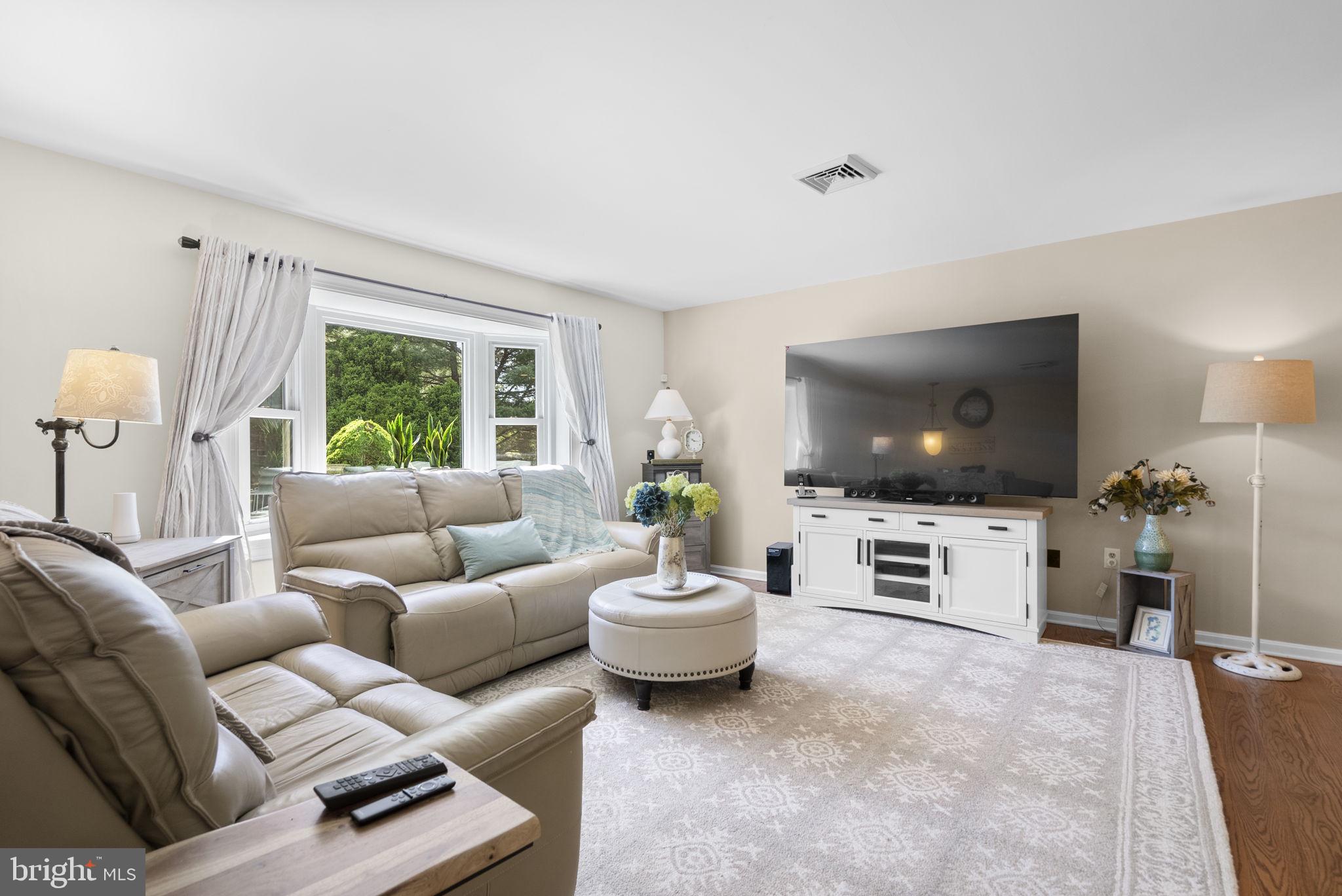 5140 Perry Road Mount Airy, MD 21771 - Photo 5 of 55 Bright and inviting living space.