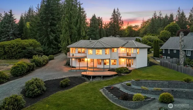 a view of a house with backyard and sitting area