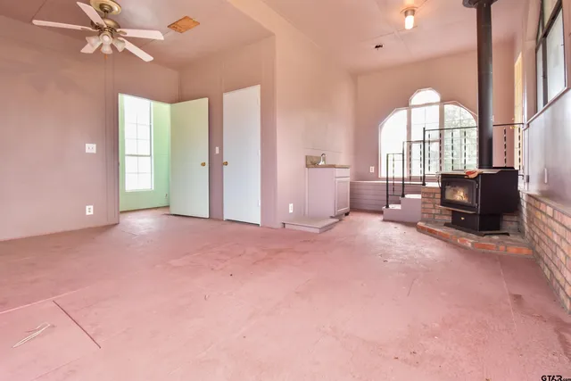 a view of a livingroom with furniture and a ceiling fan