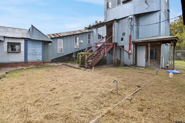 a view of a house with a backyard