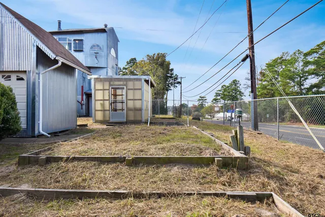 a view of a backyard