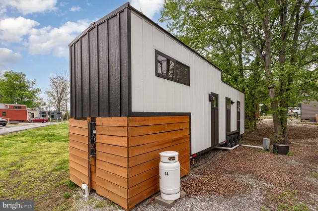 a view of a house with backyard