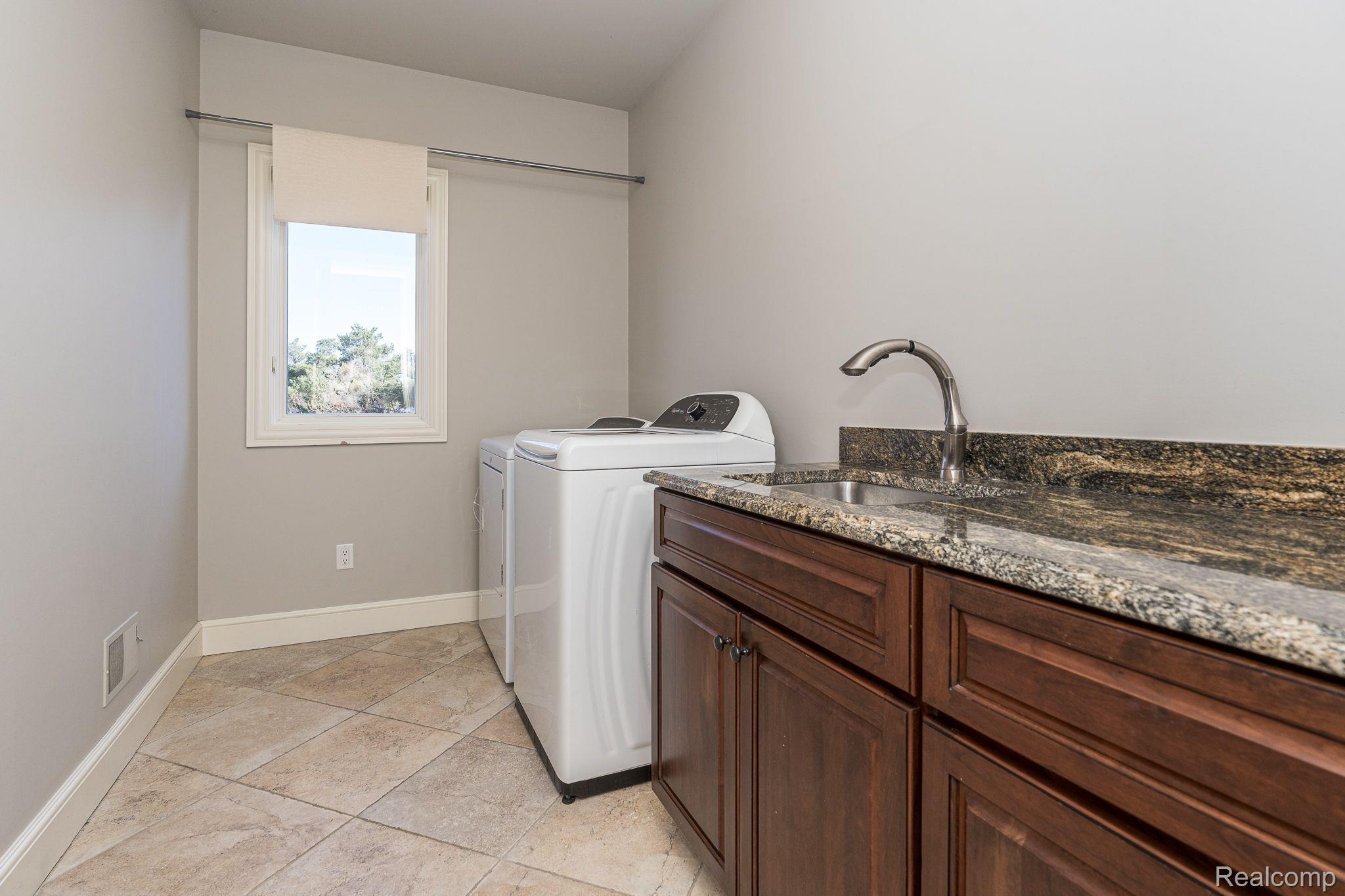 599 Wellington Circle Rochester, MI 48309 - Photo 23 of 39