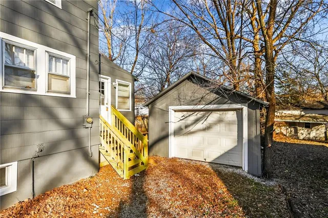 $195,000 | 1915 South Overton Avenue, Independence, MO 64052