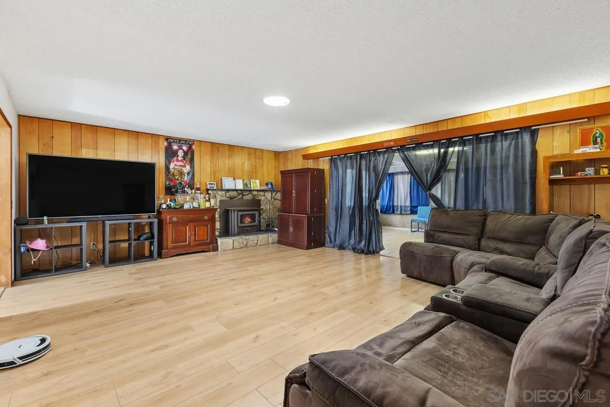 3000 Blackwell Drive Vista, CA 92084 - Photo 11 of 19 Den/Family/Great Room