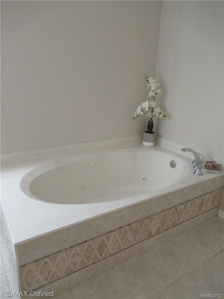 4963 Manchester Court Rochester, MI 48306 - Photo 18 of 31 Jetted Tub