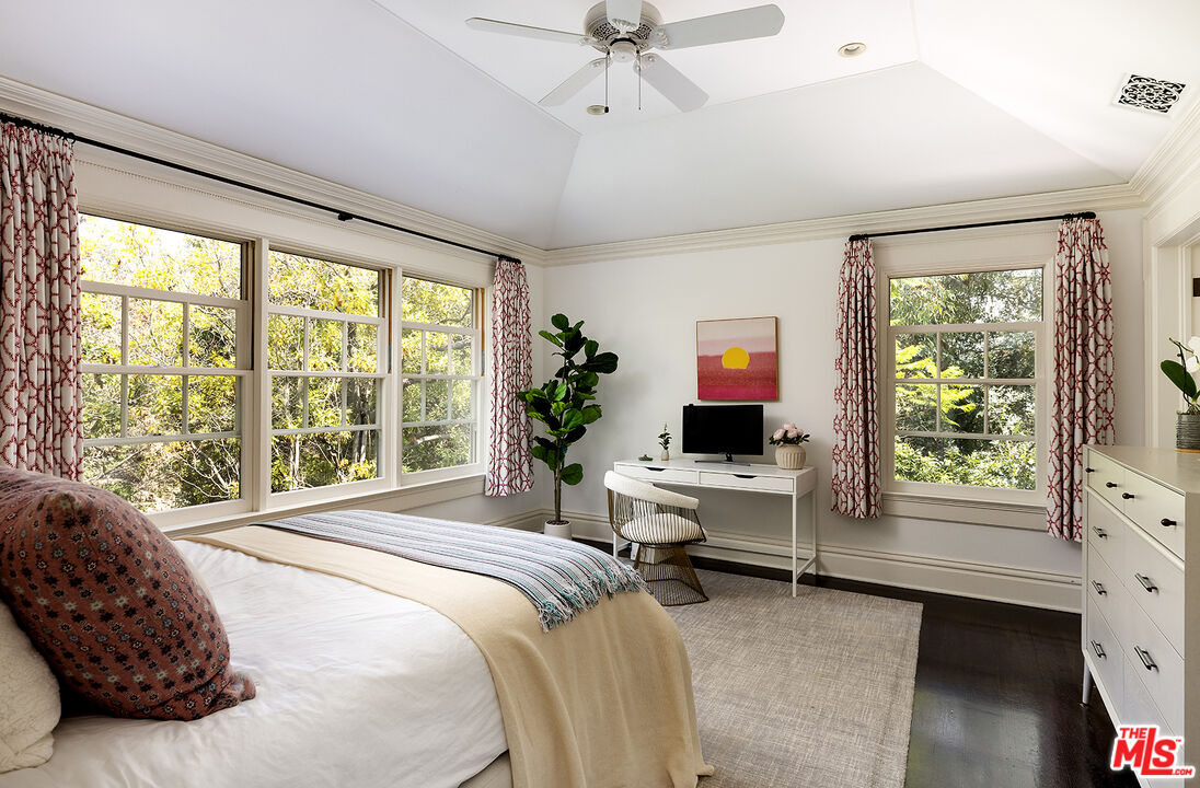 2041 Mandeville Canyon Road Los Angeles, CA 90049 - Photo 27 of 45