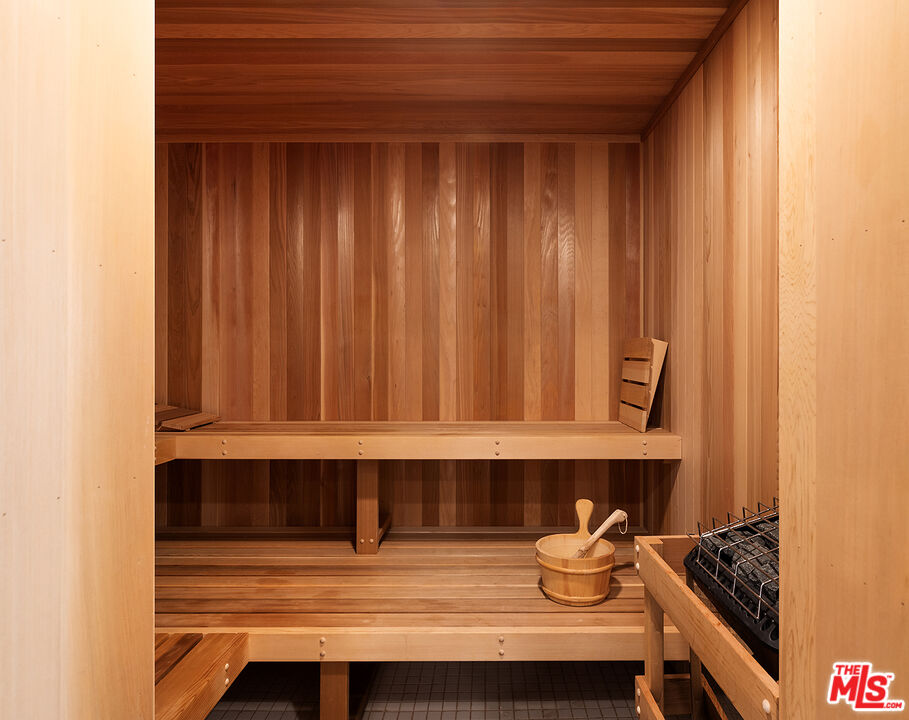 2041 Mandeville Canyon Road Los Angeles, CA 90049 - Photo 33 of 45