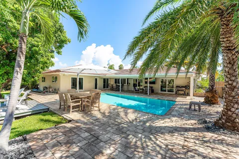 a view of a house with backyard and sitting area