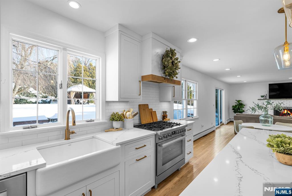 15 Cobbler Lane Mahwah, NJ 07430 - Photo 13 of 50 a kitchen that has a sink and a stove in it