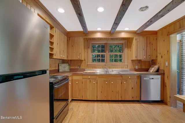 $587,500 | 59 Hawthorne Street, Stockbridge, MA 01240