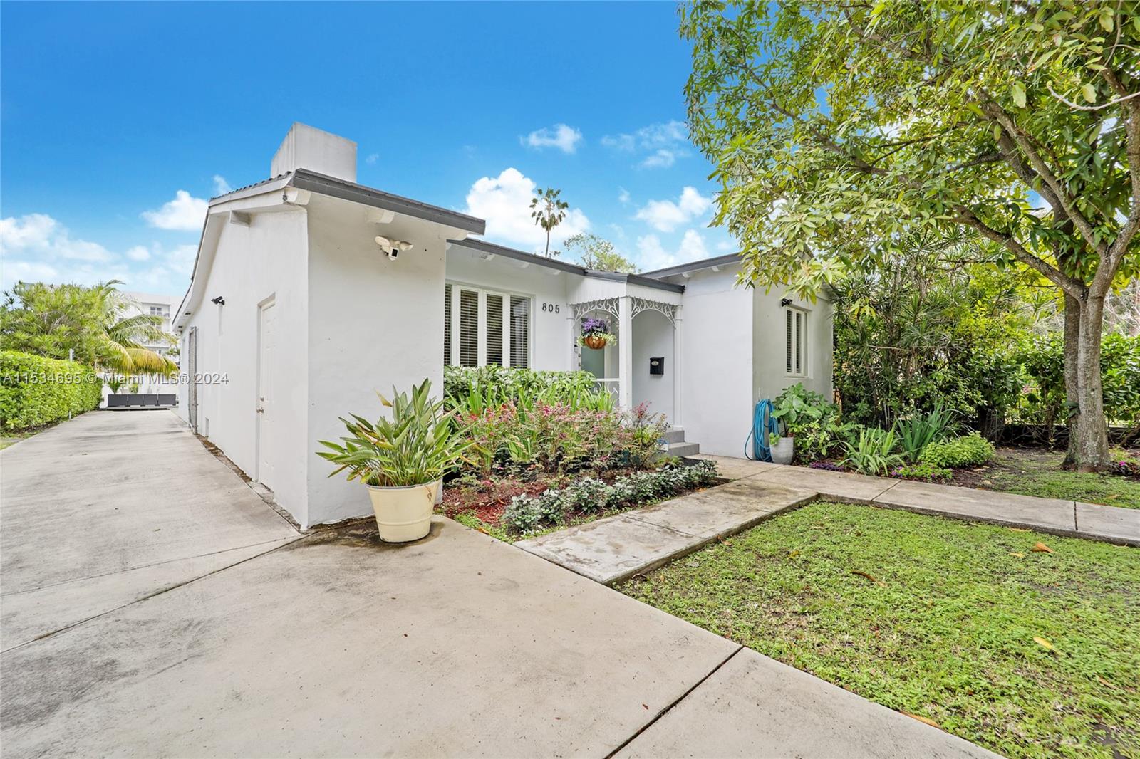 805 Northwest 7th Street Miami, FL 33136 - Photo 6 of 29 a front view of a house with a yard