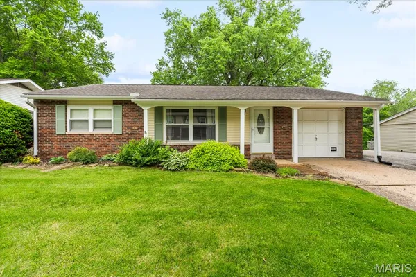 $179,900 | 309 Dogwood Lane, Fairview Heights, IL 62208