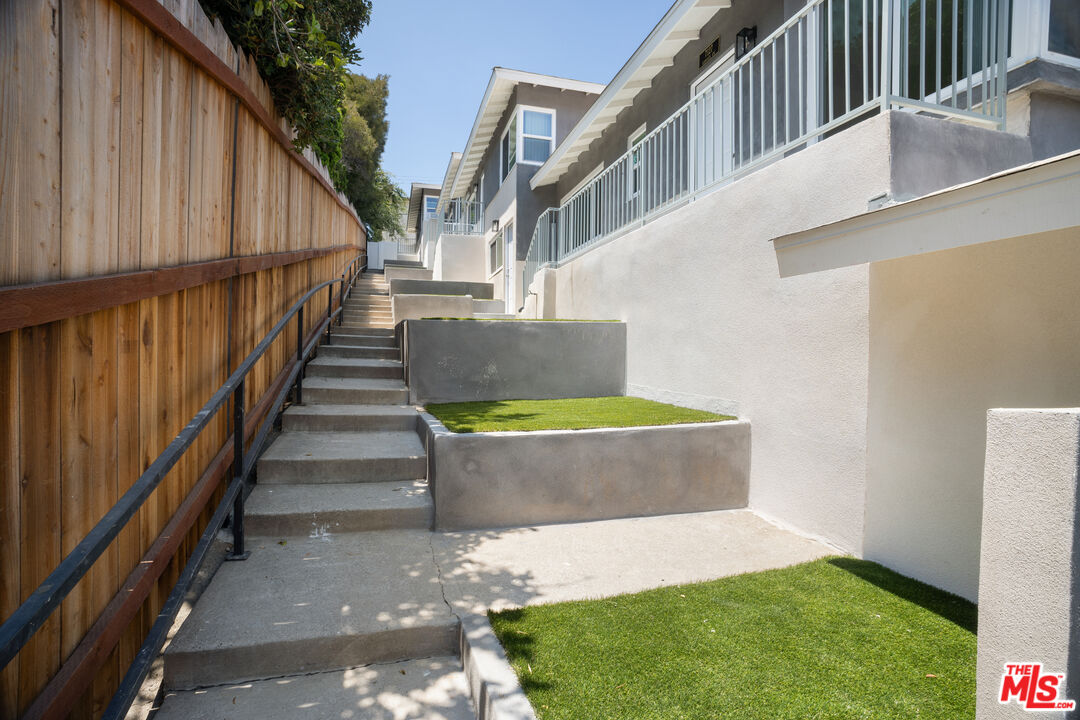 7131 Ramsgate Avenue Los Angeles, CA 90045 - Photo 5 of 25