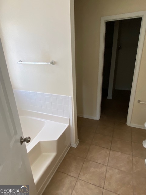530 Shire Lane Fairburn, GA 30213 - Photo 16 of 36 a bathroom with a bathtub