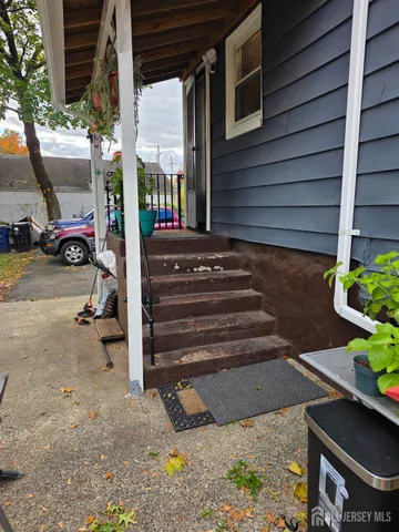 a view of entryway with a front door