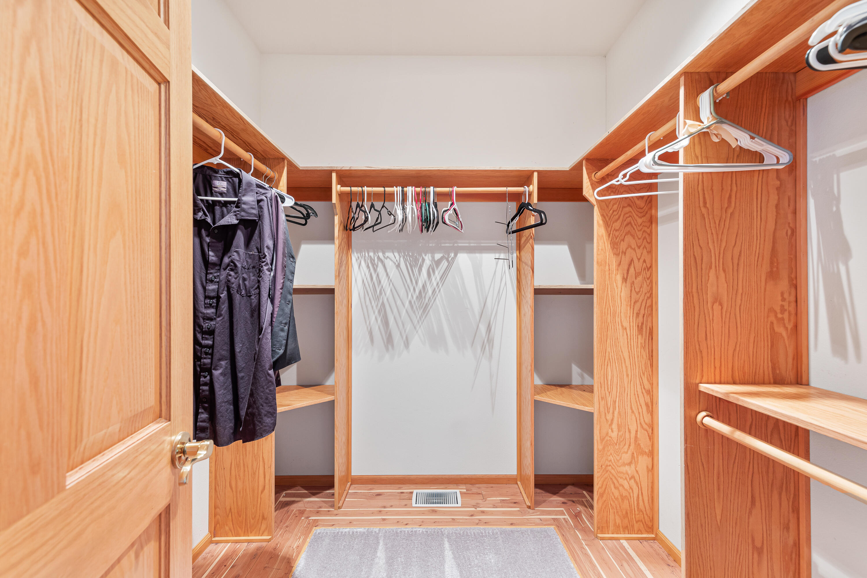 6380 Tunnel Loop Road Grants Pass, OR 97526 - Photo 42 of 83 Primary Closets
