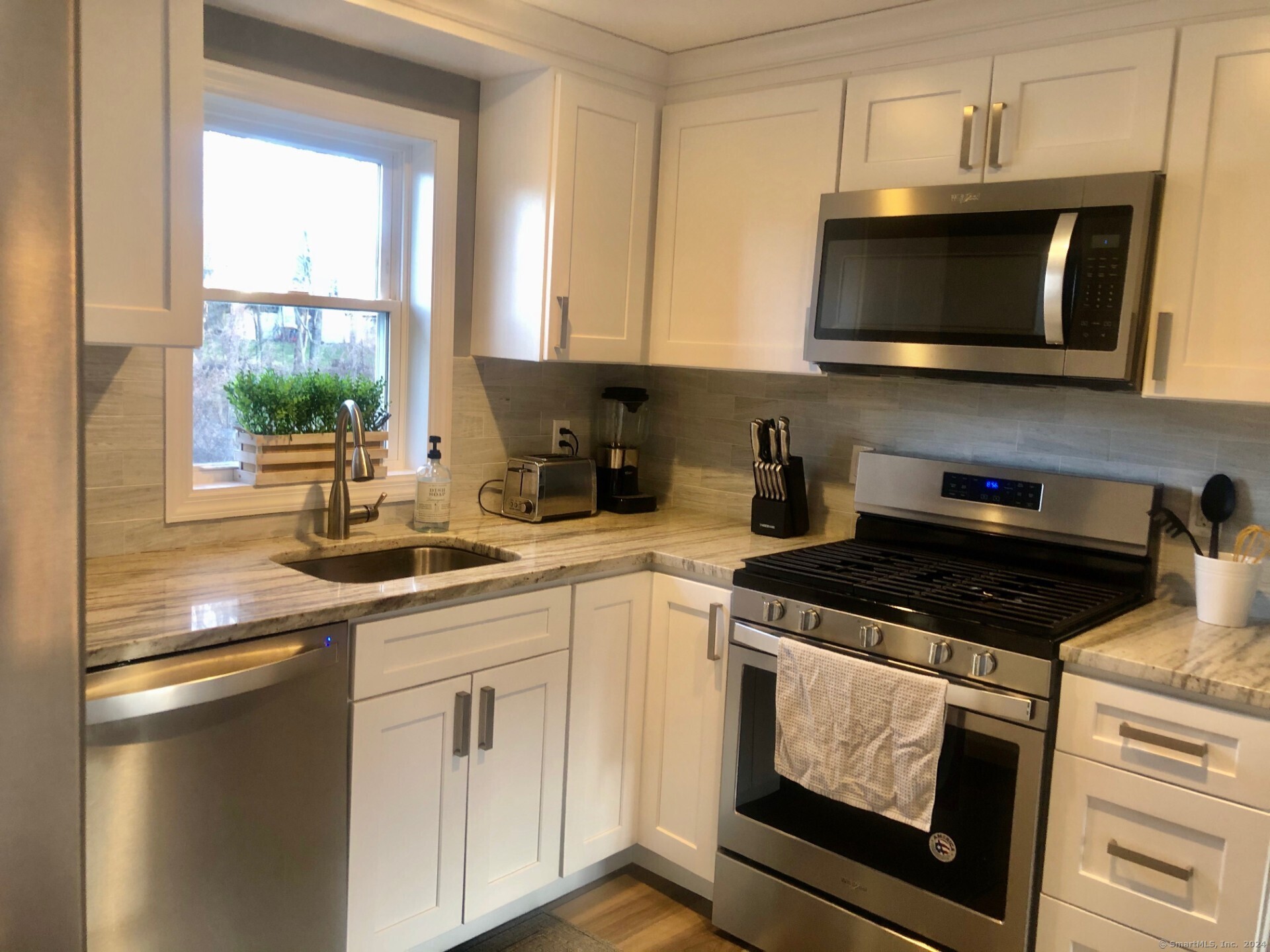 237 Stadley Rough Road Danbury, CT 06811 - Photo 5 of 15
