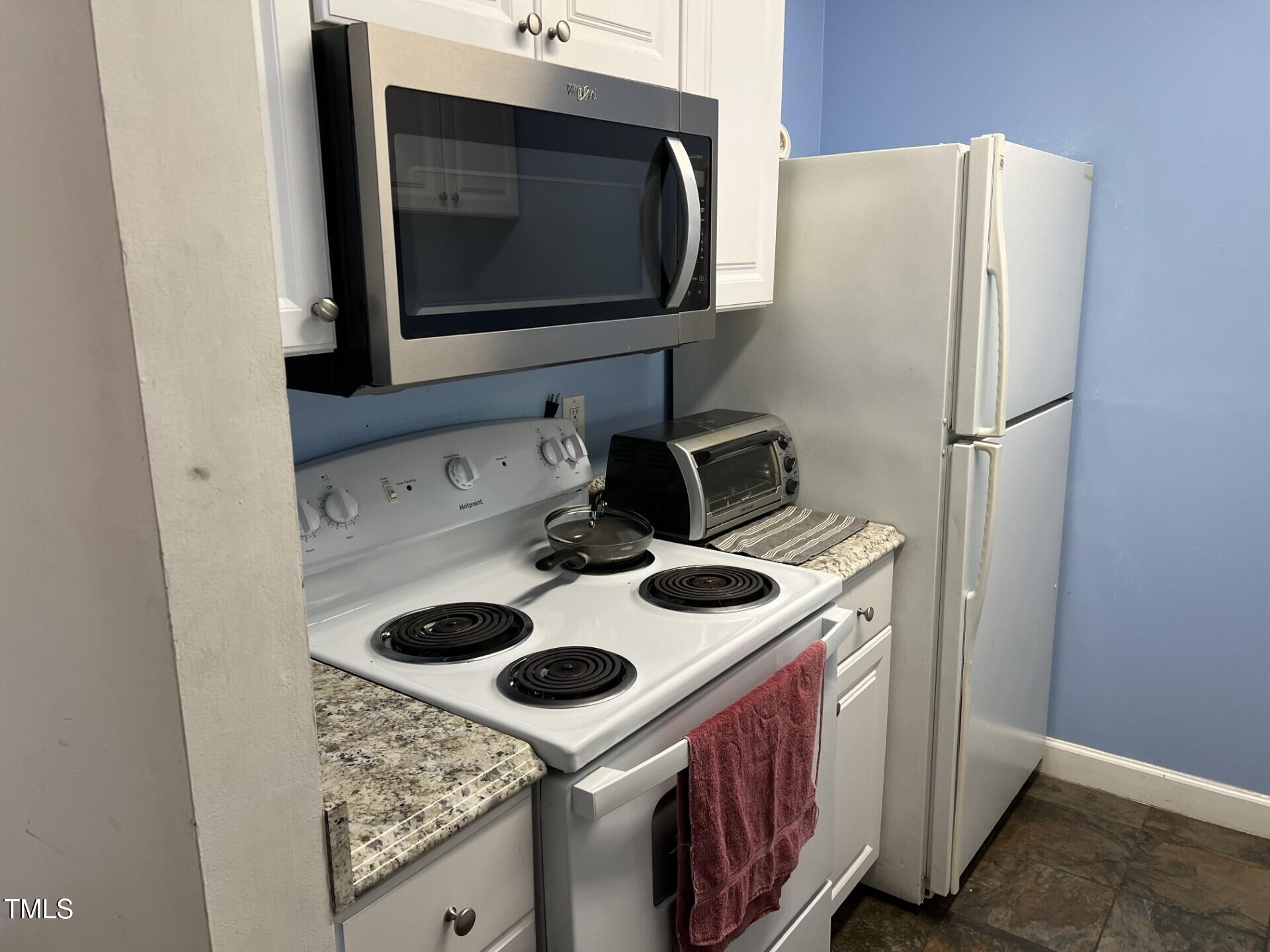 303 Smith Level Road, Unit E32 Chapel Hill, NC 27516 - Photo 5 of 17 303 interior 3