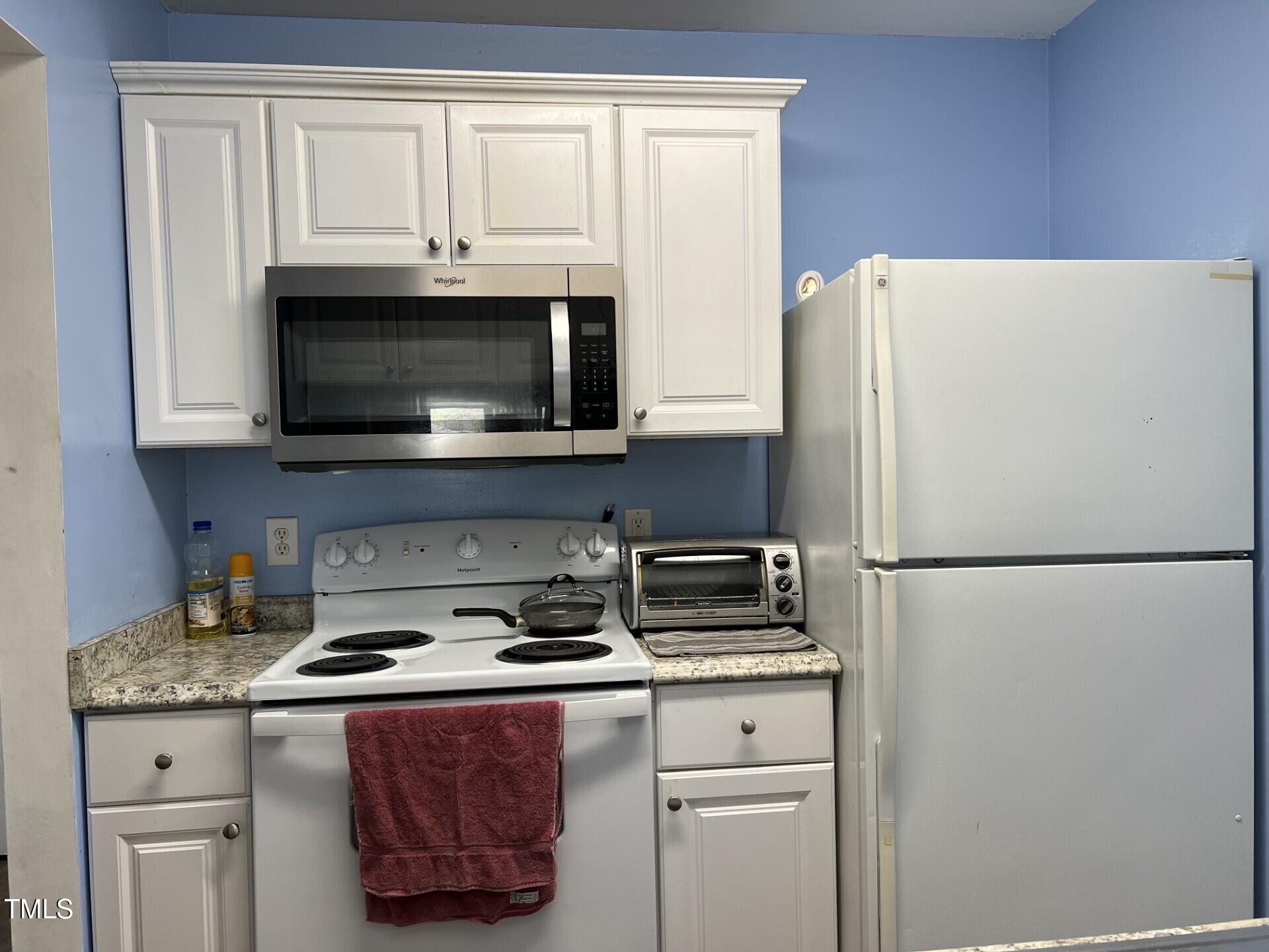 303 Smith Level Road, Unit E32 Chapel Hill, NC 27516 - Photo 6 of 17 303 interior 5