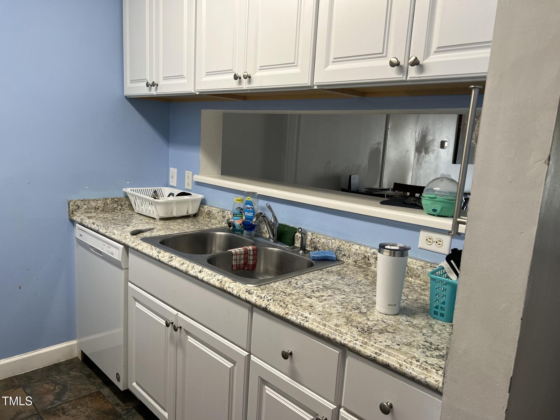 303 Smith Level Road, Unit E32 Chapel Hill, NC 27516 - Photo 7 of 17 303 interior 2