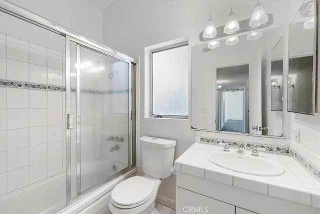 $4,100 | 20447 West Oxnard Street, Woodland Hills, CA 91367