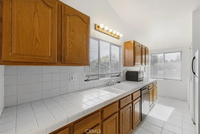 $4,100 | 20447 West Oxnard Street, Woodland Hills, CA 91367