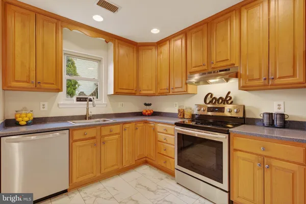 $3,200 | 1706 Fantasia Circle, Herndon, VA 20170